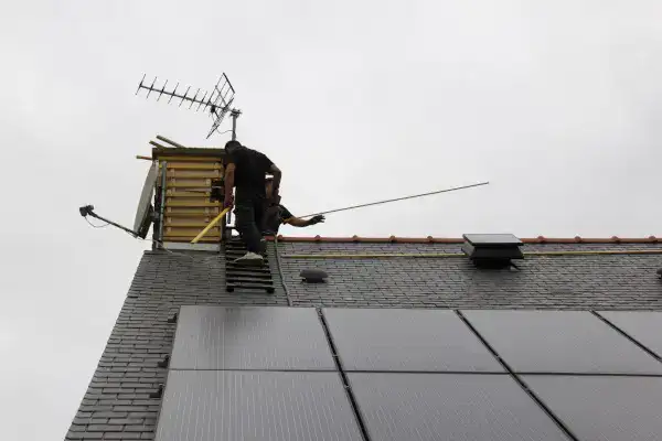 couvreur BTAO procédant à un bardage de cheminée