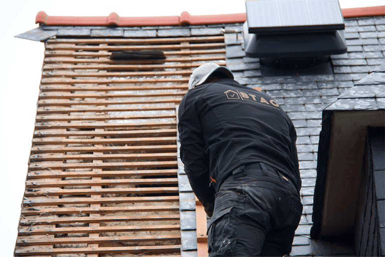 Couvreur BTAO réalisant des travaux de rénovation de toiture
