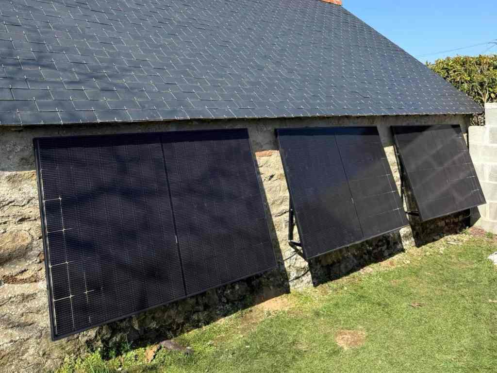Pose d'un kit photovoltaïque panneaux solaires plug and play