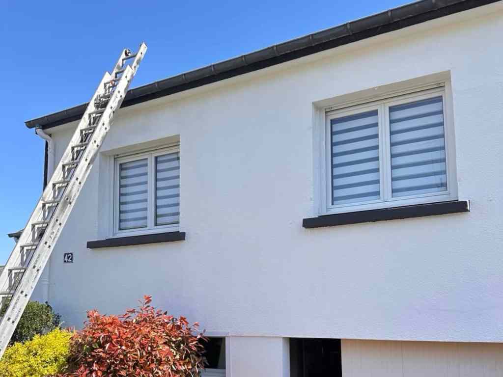 Façade avant d'une grande maison après travaux de ravalement