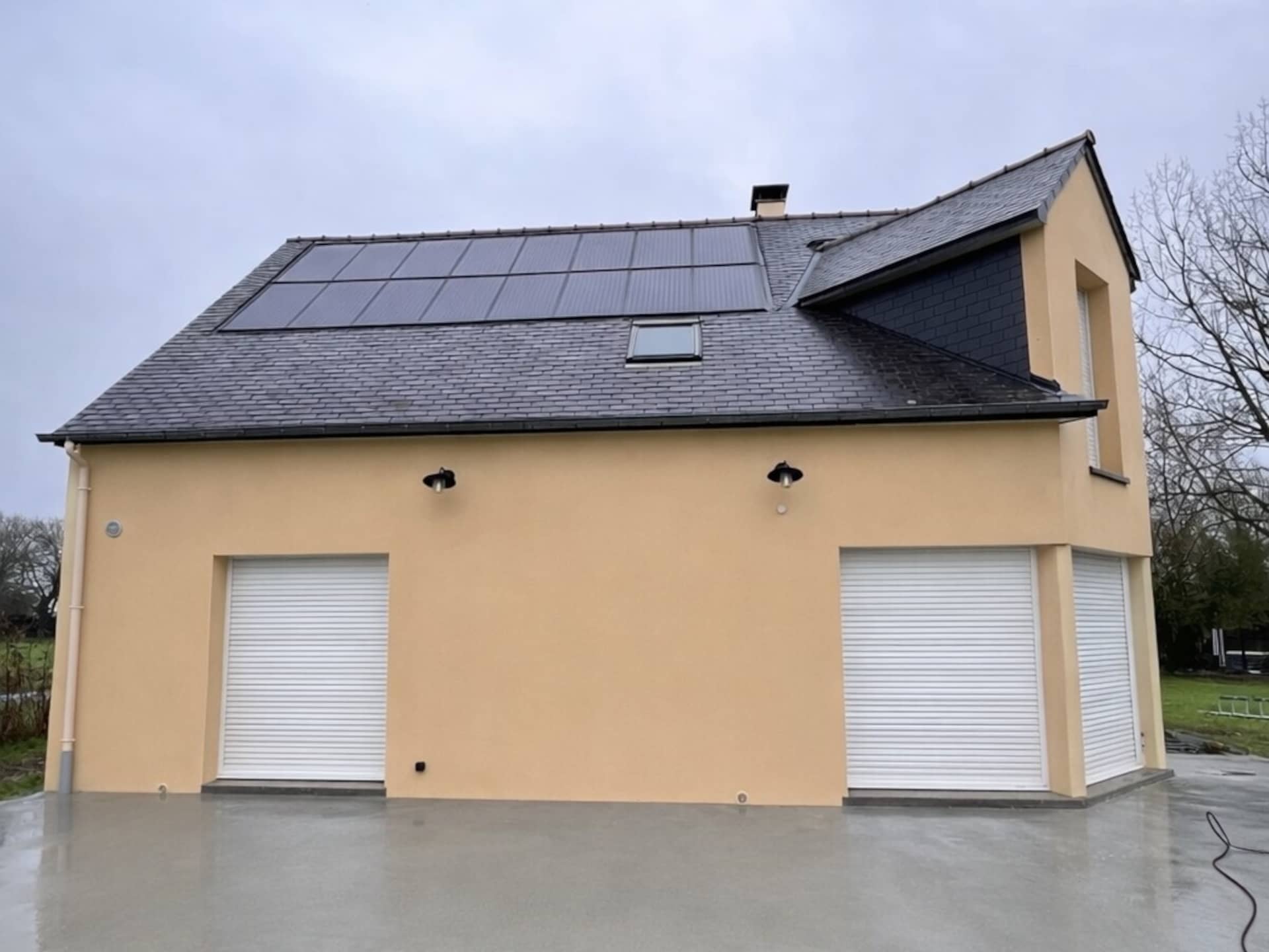 Rénovation d'une façade et pose d'enduit de finition jaune