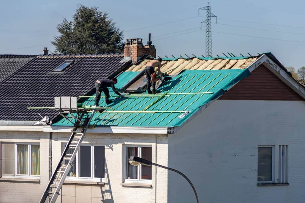 couvreurs posant un écran d'étanchéité sous toiture